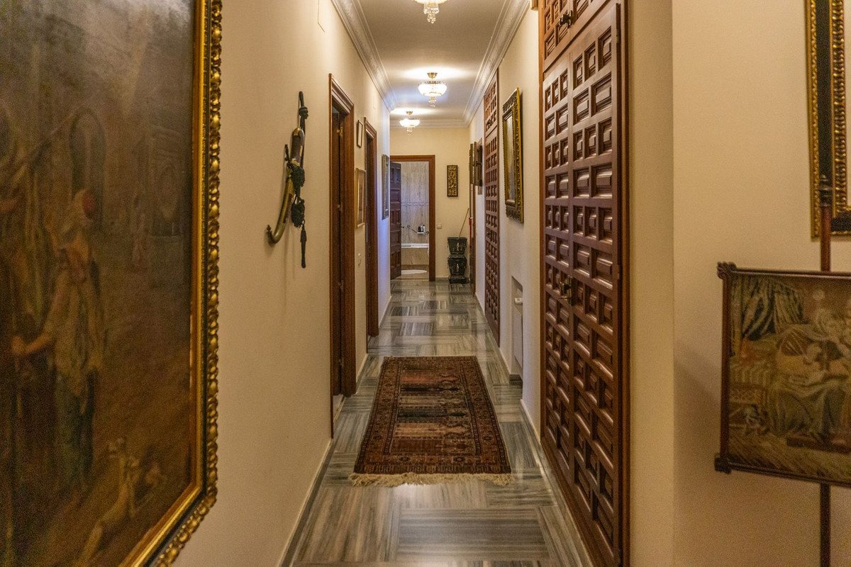 6 Bed Detached Villa in El Paraiso