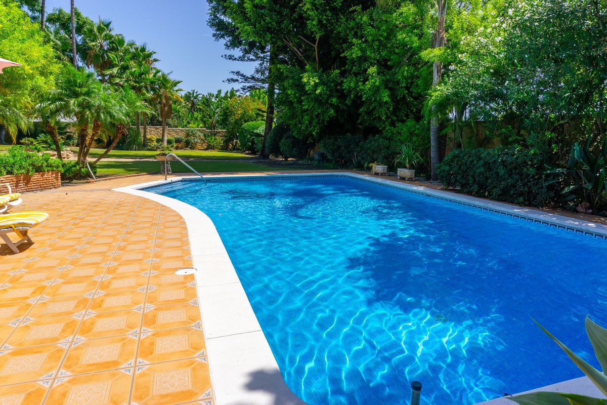 6 Bed Detached Villa in El Paraiso