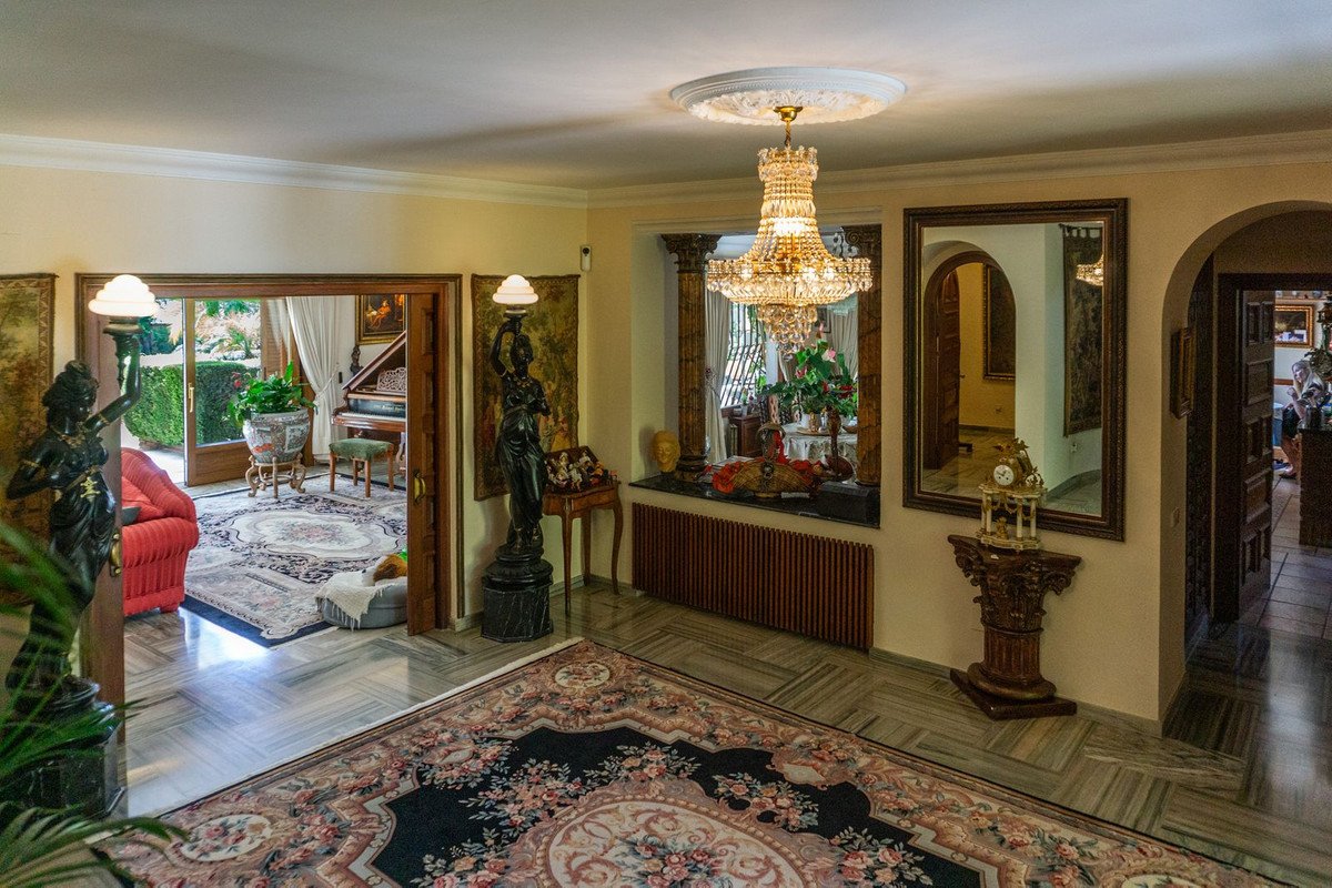 6 Bed Detached Villa in El Paraiso