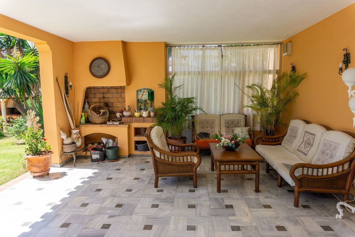 6 Bed Detached Villa in El Paraiso