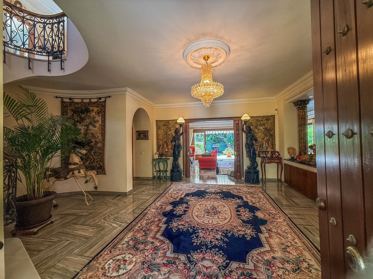 6 Bed Detached Villa in El Paraiso