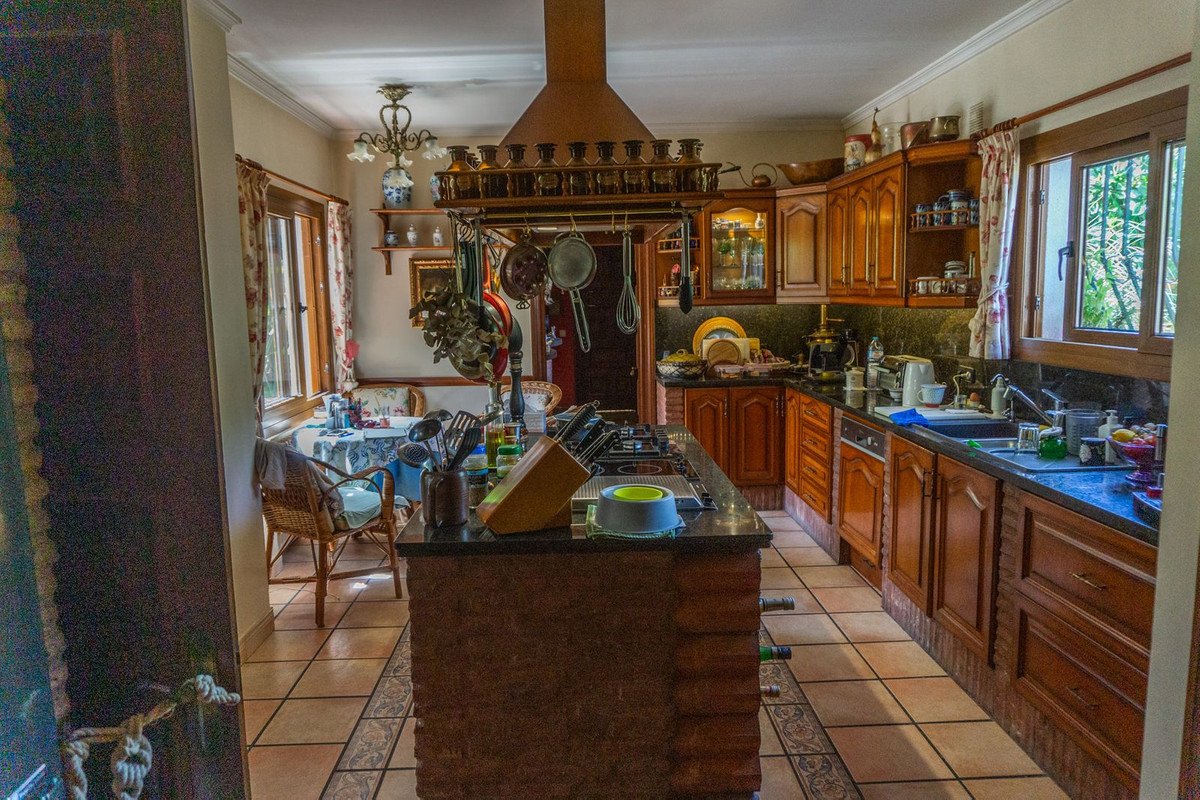 6 Bed Detached Villa in El Paraiso