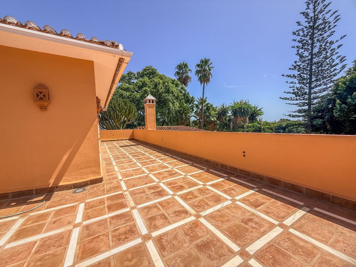 6 Bed Detached Villa in El Paraiso