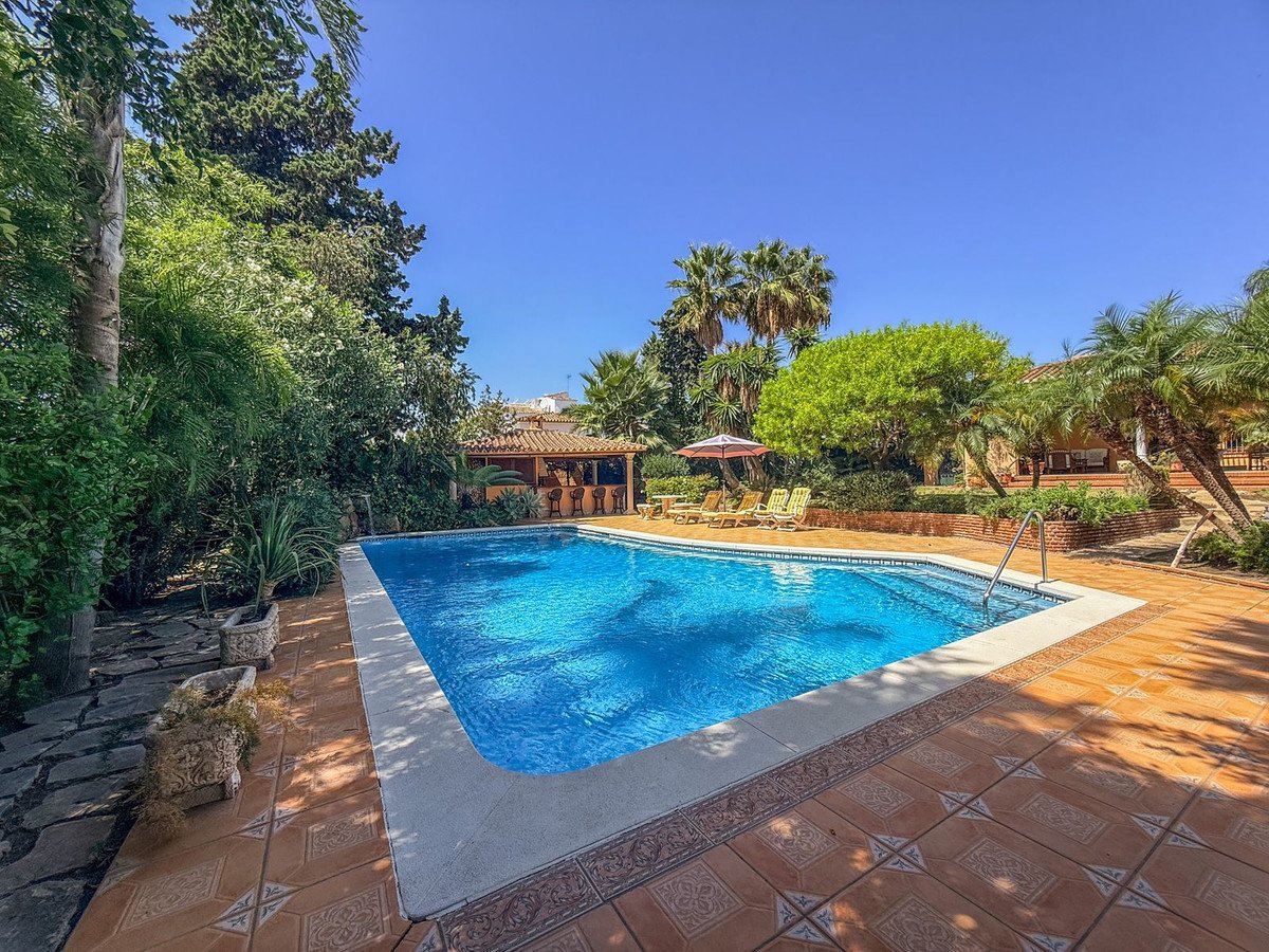 6 Bed Detached Villa in El Paraiso
