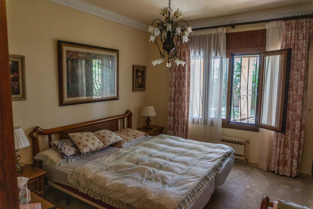 6 Bed Detached Villa in El Paraiso