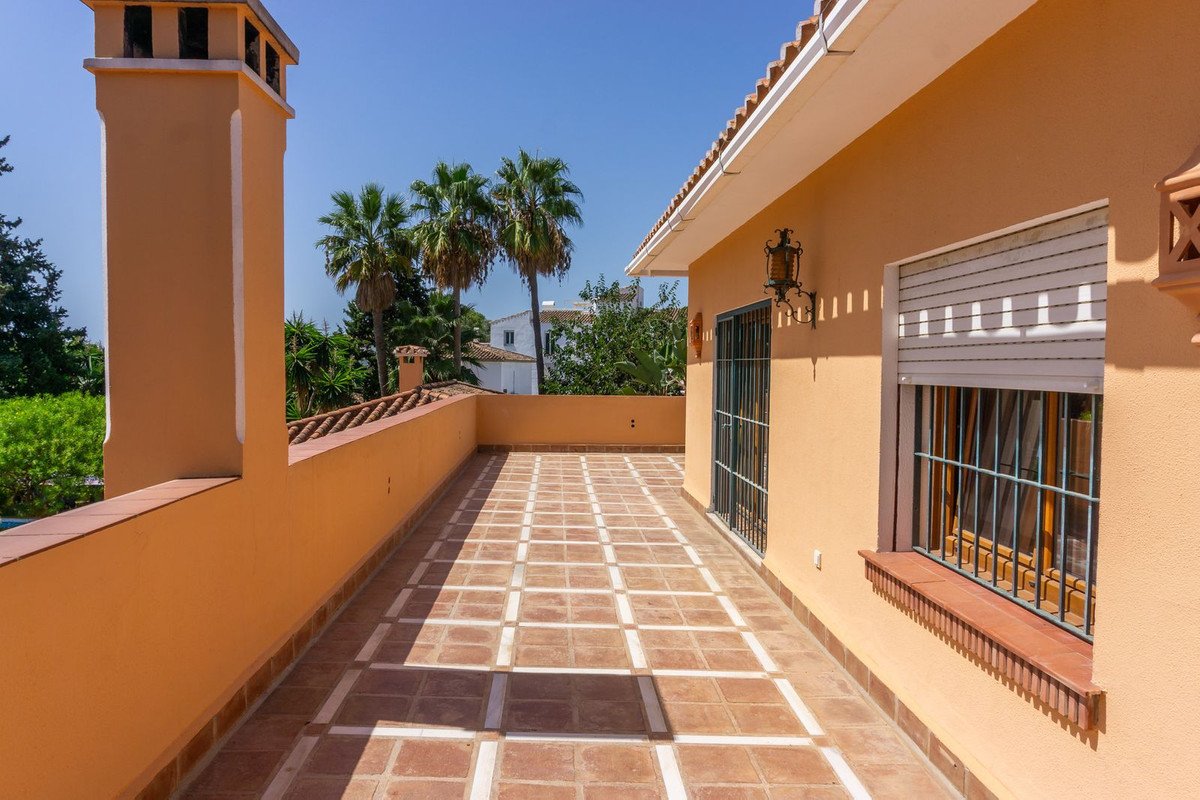 6 Bed Detached Villa in El Paraiso