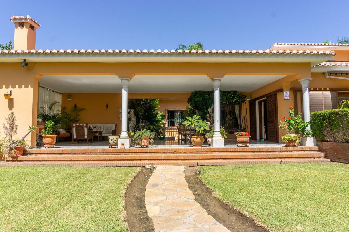 6 Bed Detached Villa in El Paraiso