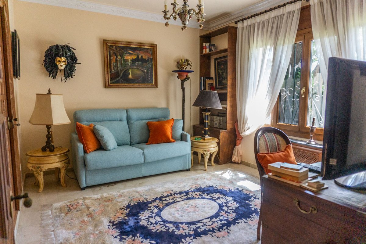 6 Bed Detached Villa in El Paraiso