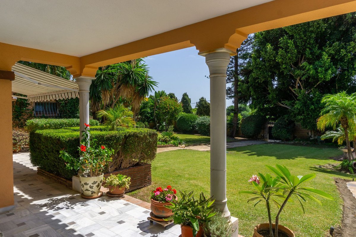 6 Bed Detached Villa in El Paraiso