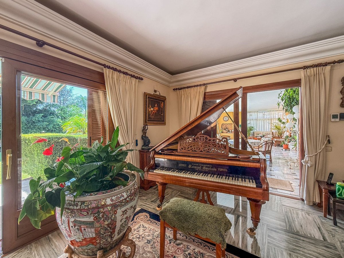 6 Bed Detached Villa in El Paraiso