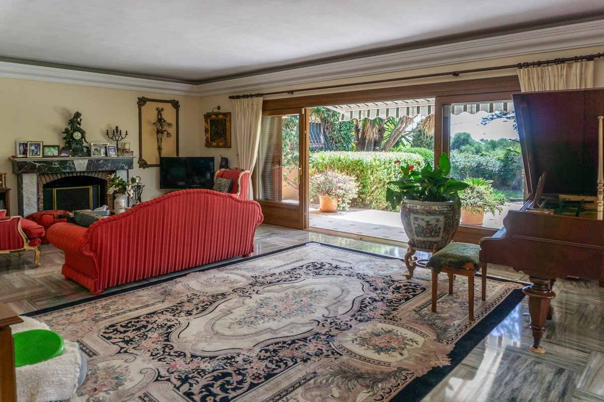 6 Bed Detached Villa in El Paraiso