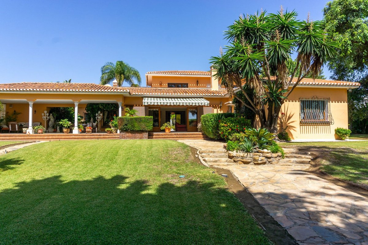 6 Bed Detached Villa in El Paraiso