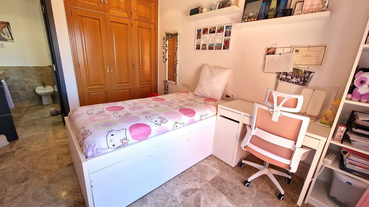 5 Bed Semi-Detached House in Santa Clara