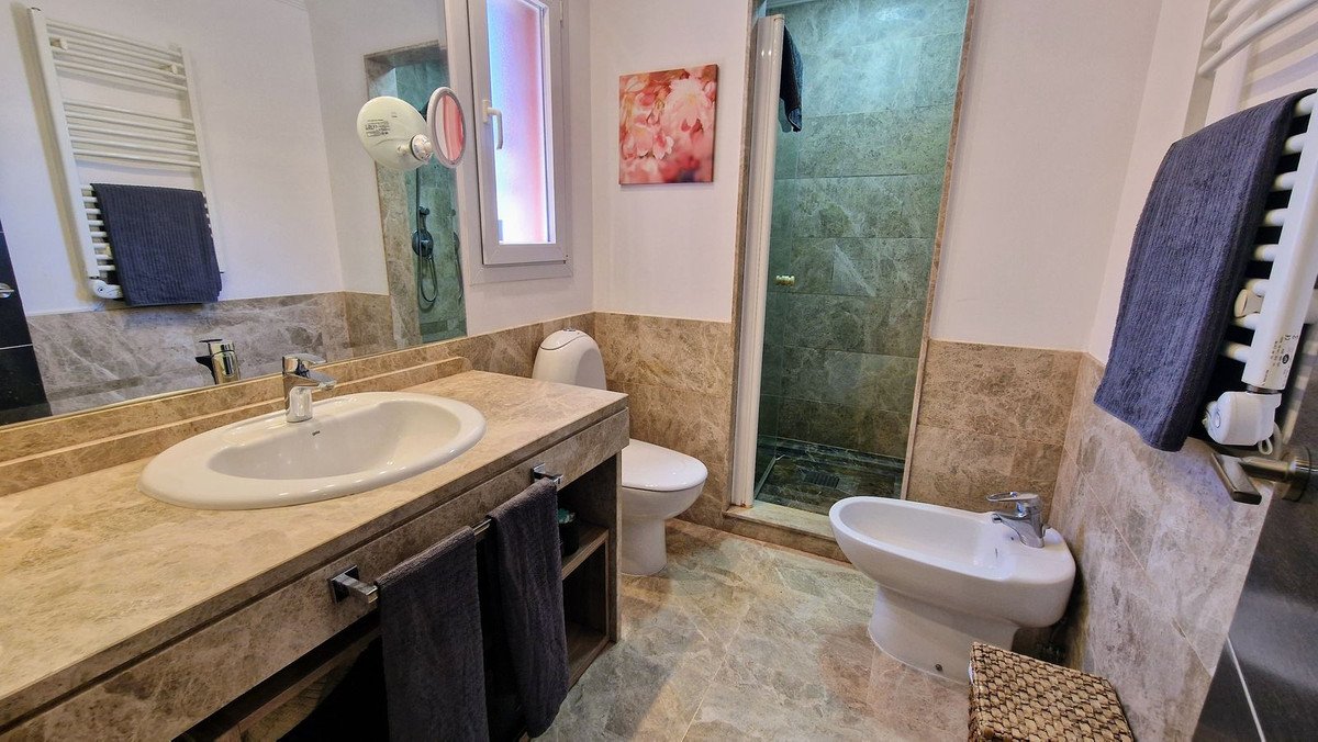 5 Bed Semi-Detached House in Santa Clara