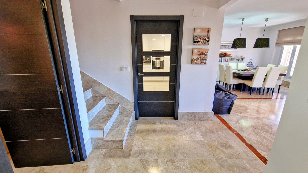 5 Bed Semi-Detached House in Santa Clara