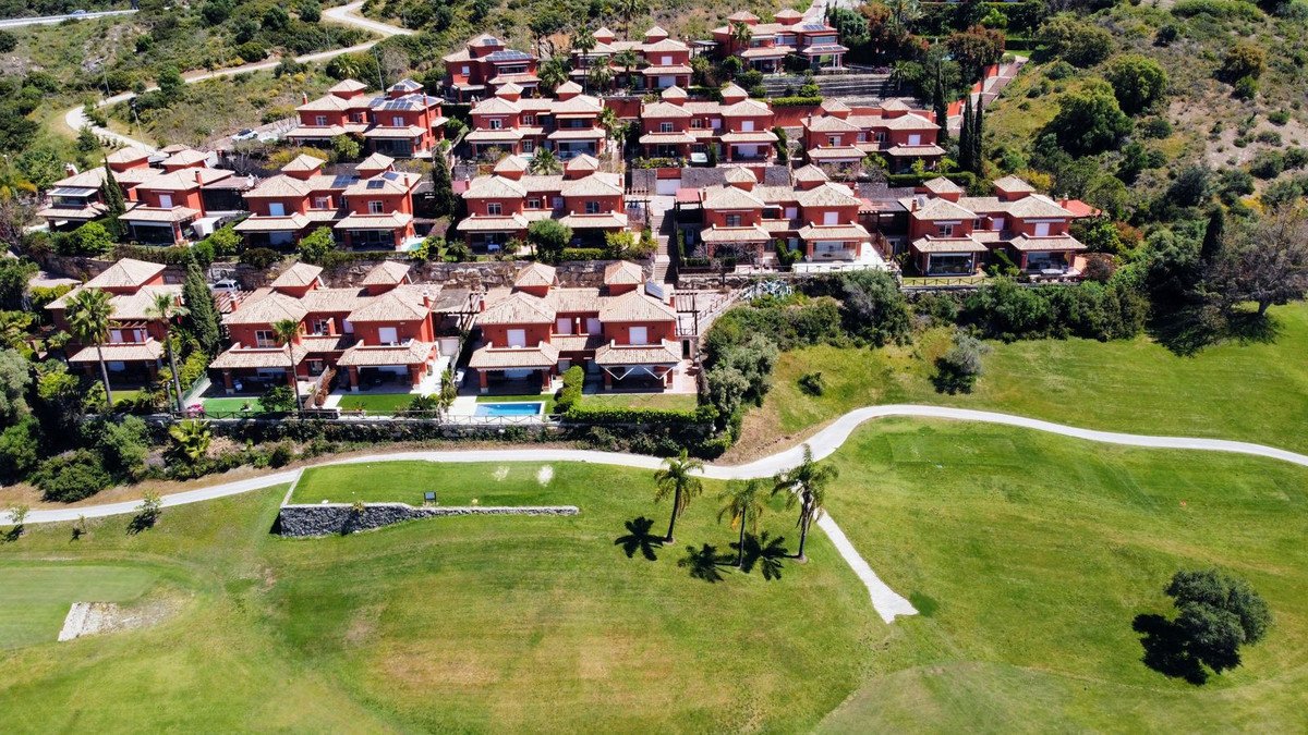 5 Bed Semi-Detached House in Santa Clara