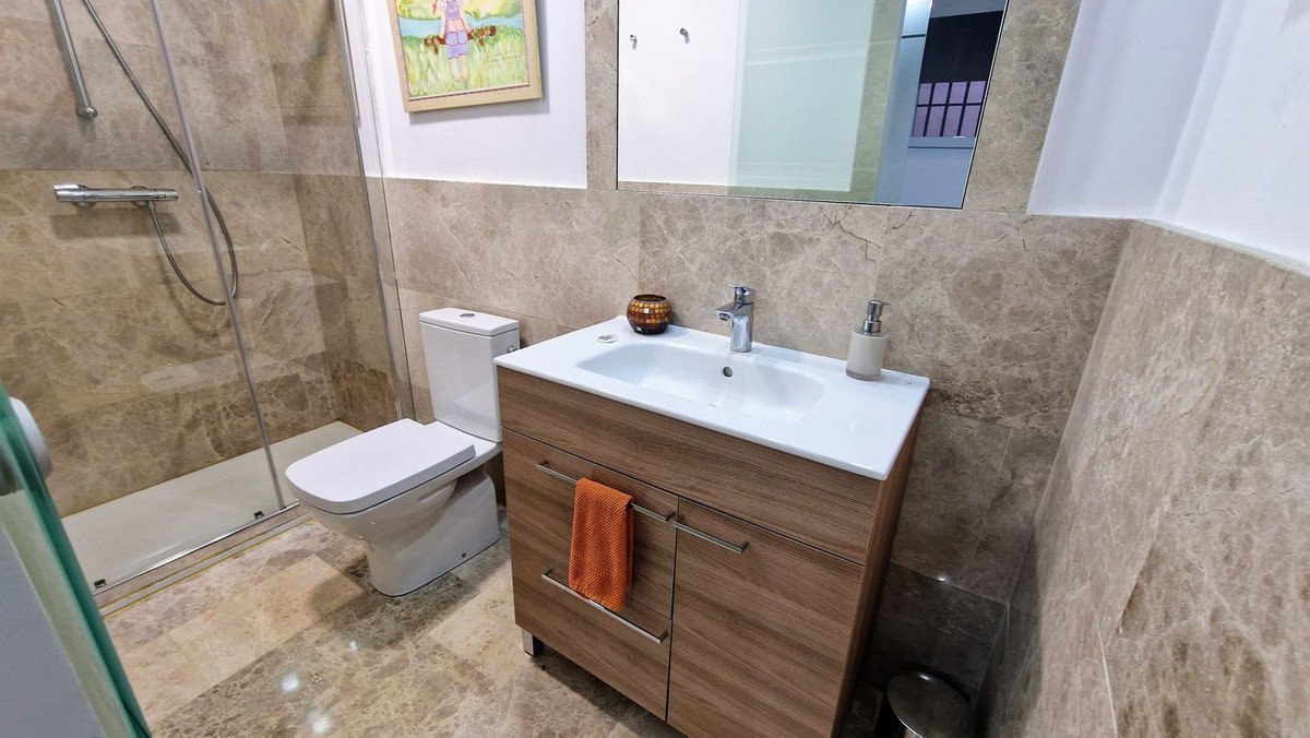 5 Bed Semi-Detached House in Santa Clara