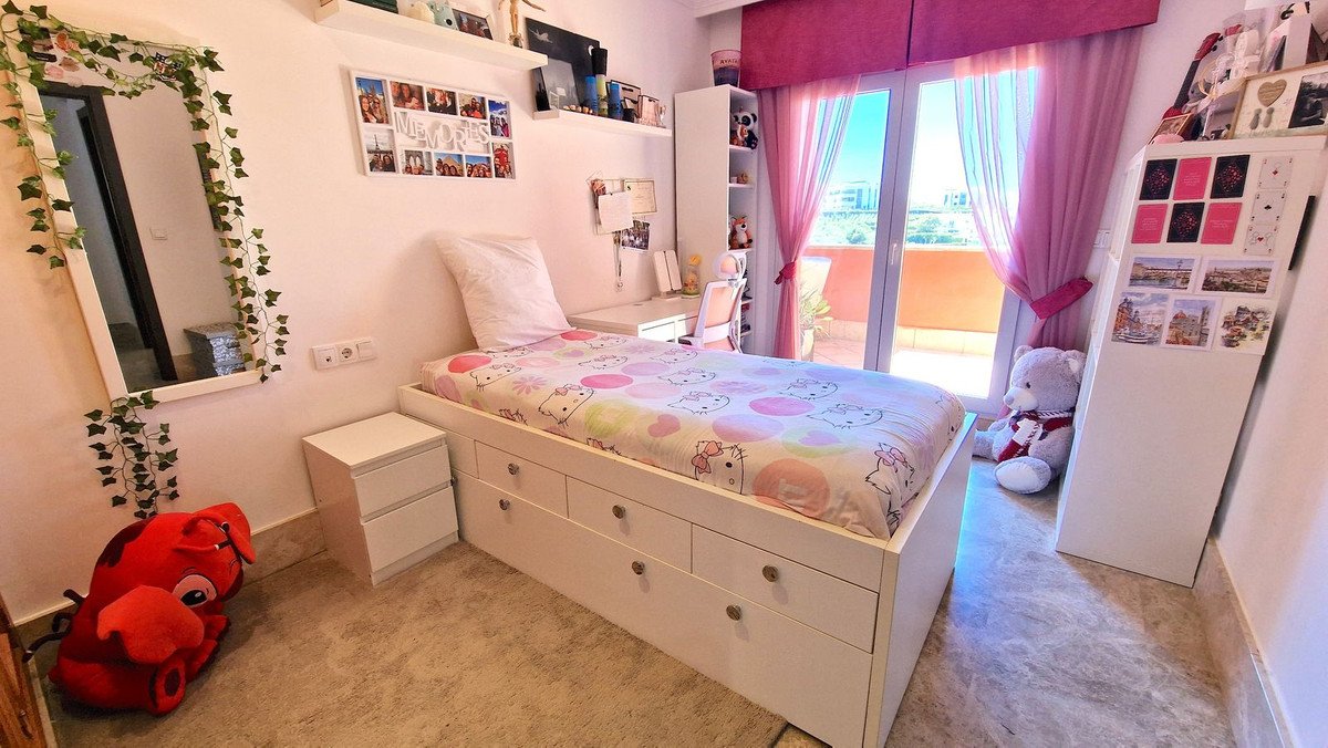 5 Bed Semi-Detached House in Santa Clara