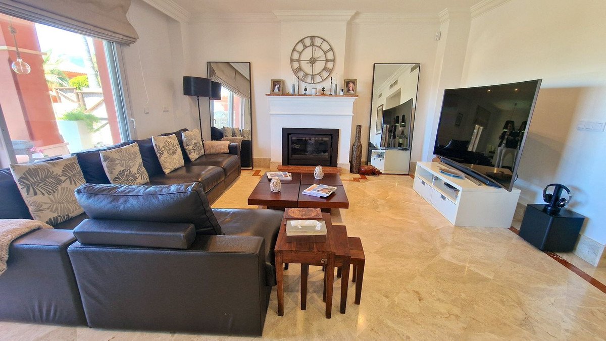 5 Bed Semi-Detached House in Santa Clara