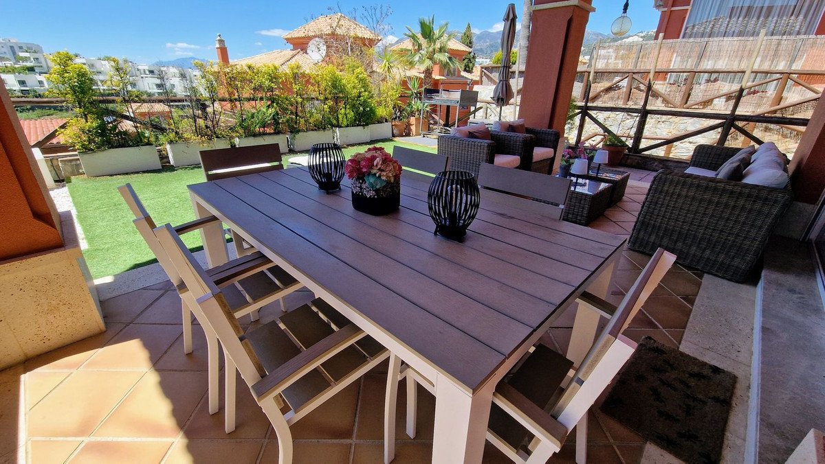 5 Bed Semi-Detached House in Santa Clara