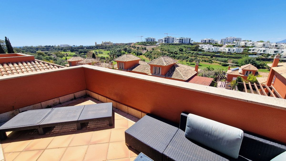 5 Bed Semi-Detached House in Santa Clara
