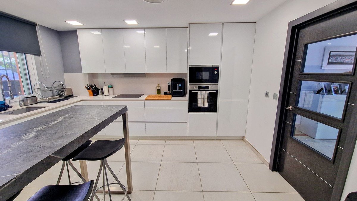 5 Bed Semi-Detached House in Santa Clara