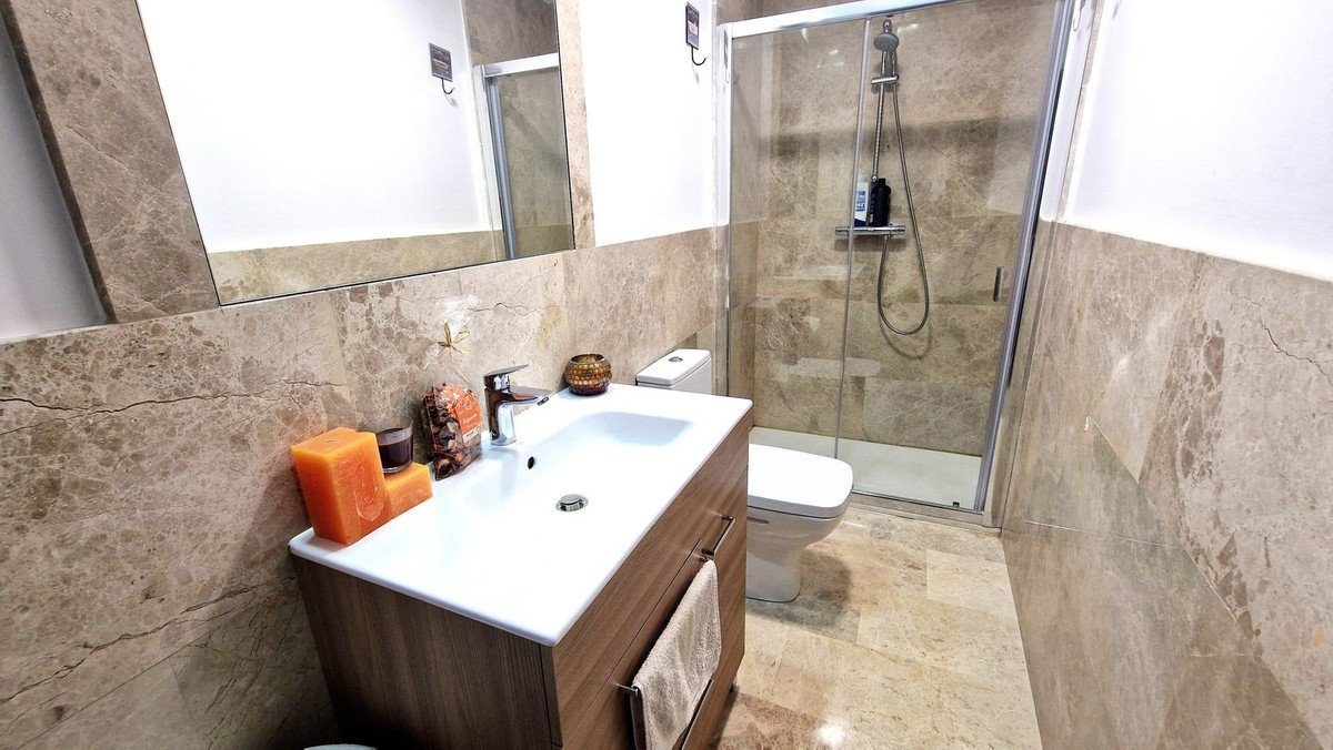 5 Bed Semi-Detached House in Santa Clara