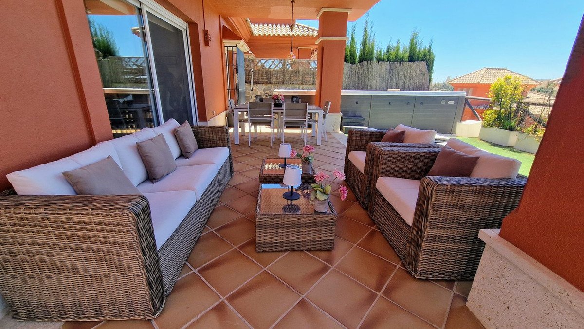 5 Bed Semi-Detached House in Santa Clara