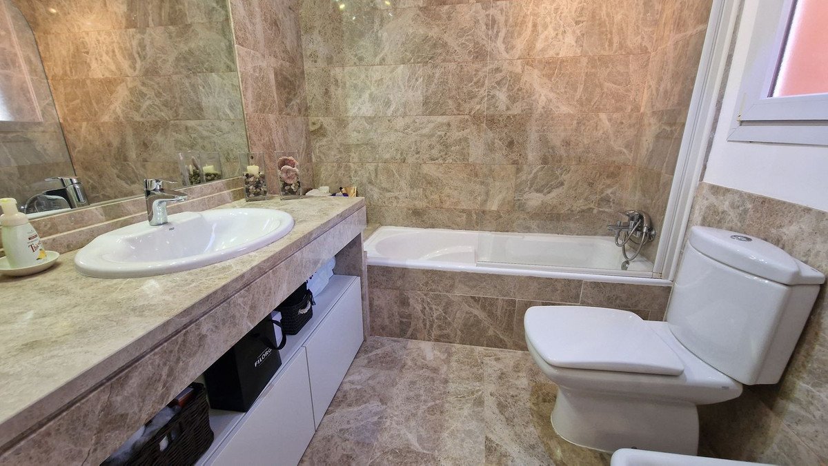 5 Bed Semi-Detached House in Santa Clara