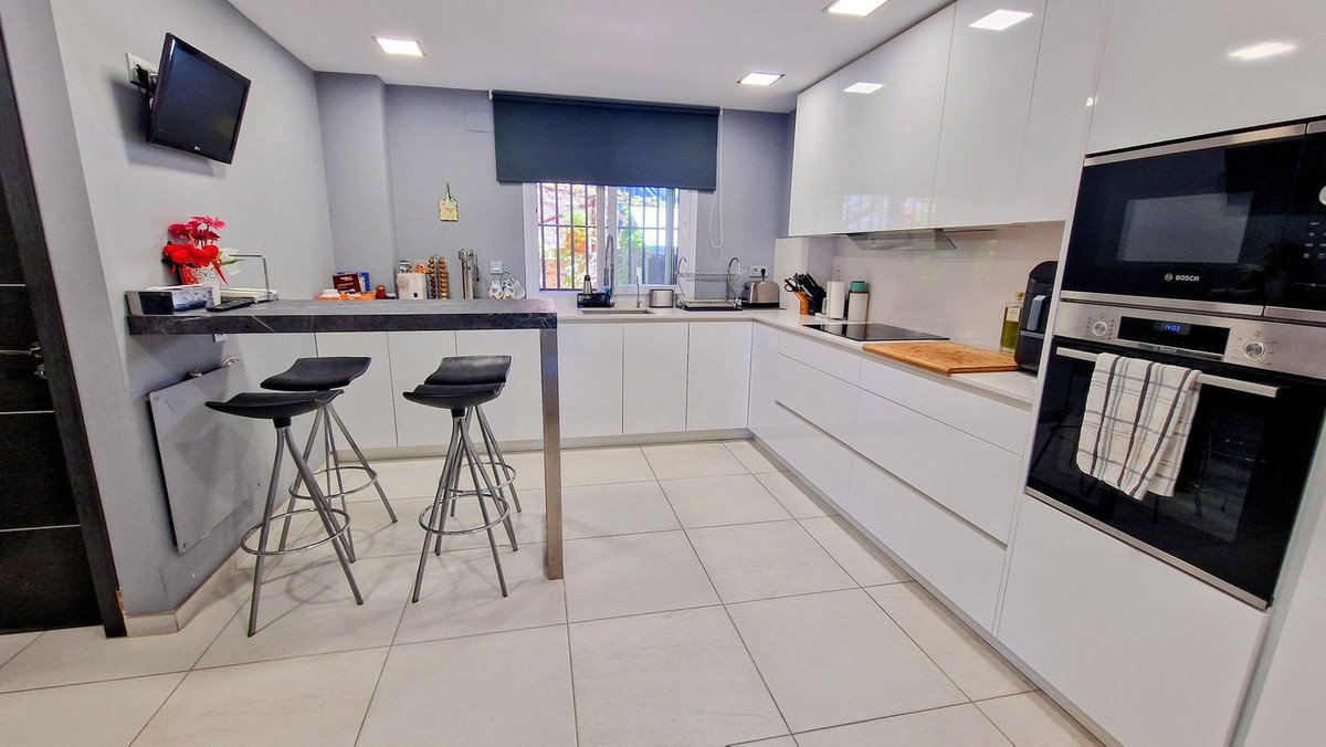 5 Bed Semi-Detached House in Santa Clara