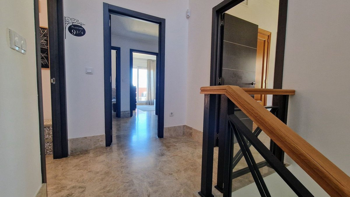 5 Bed Semi-Detached House in Santa Clara