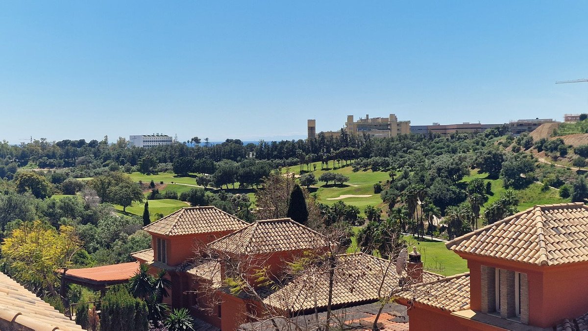 5 Bed Semi-Detached House in Santa Clara