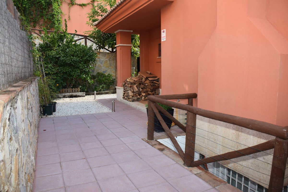 5 Bed Semi-Detached House in Santa Clara