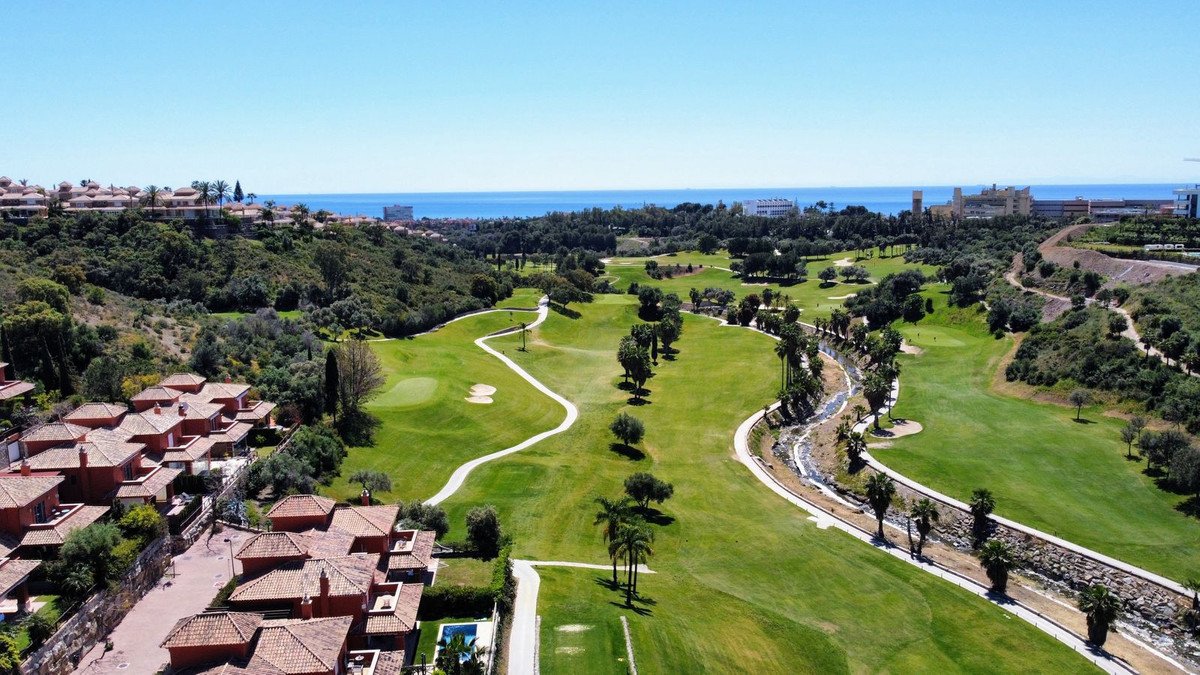 5 Bed Semi-Detached House in Santa Clara