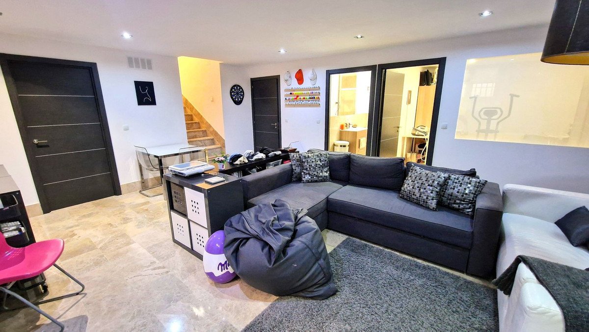 5 Bed Semi-Detached House in Santa Clara