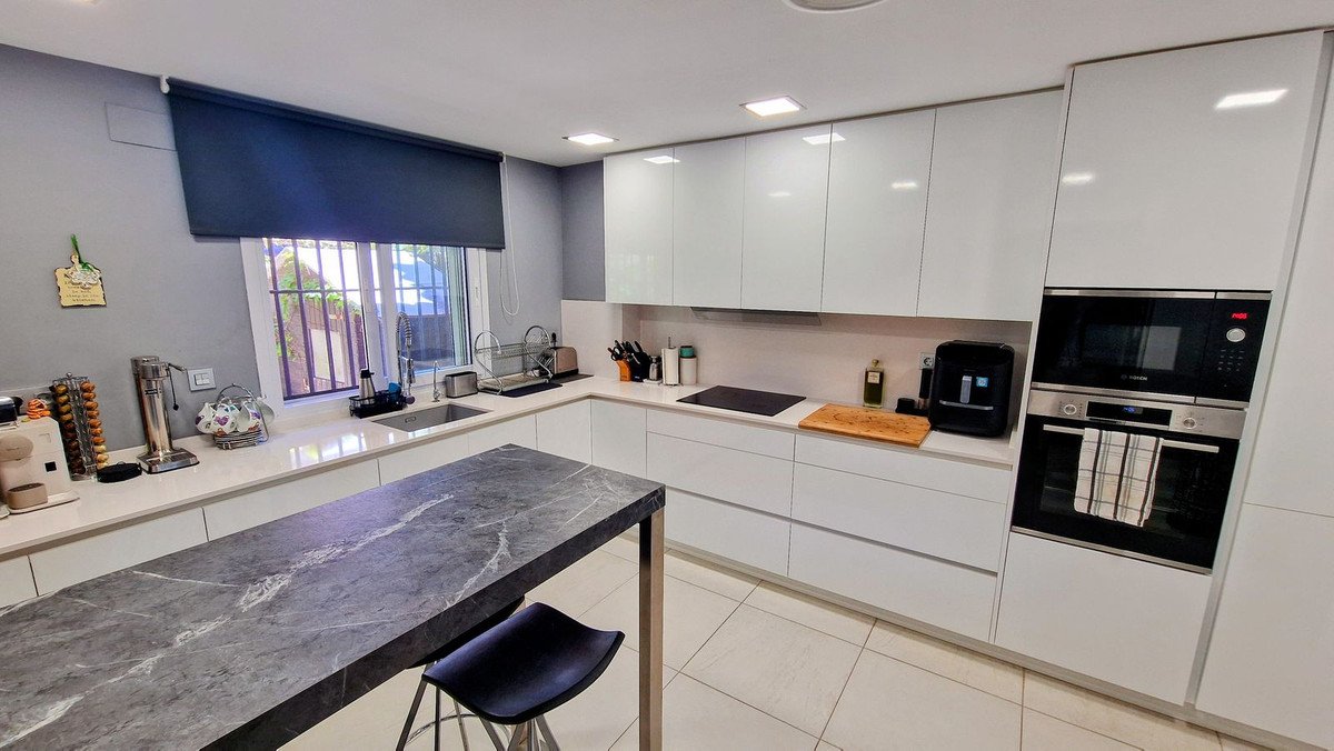 5 Bed Semi-Detached House in Santa Clara