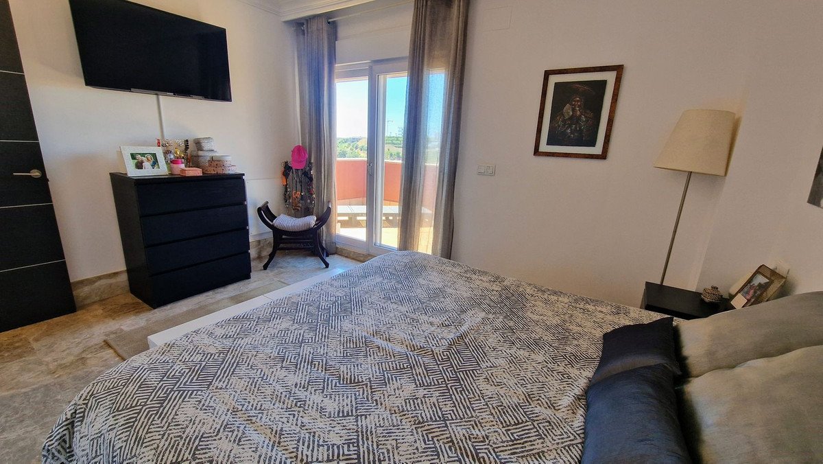5 Bed Semi-Detached House in Santa Clara