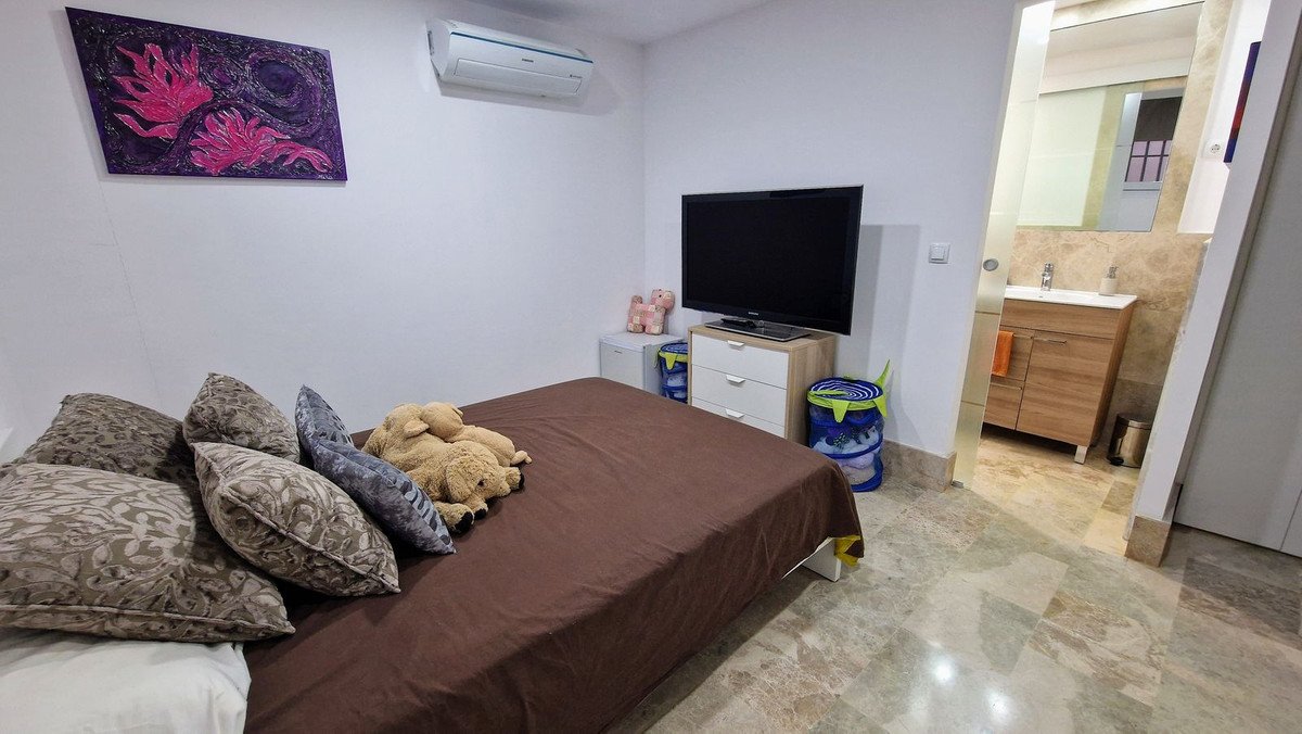 5 Bed Semi-Detached House in Santa Clara