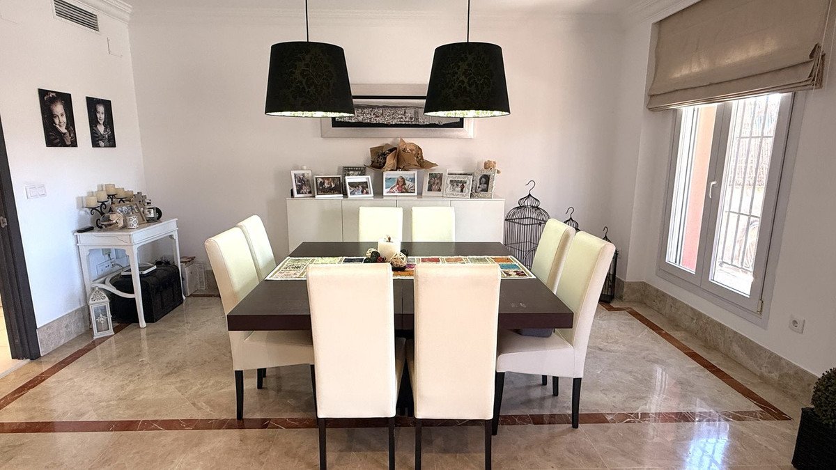 5 Bed Semi-Detached House in Santa Clara