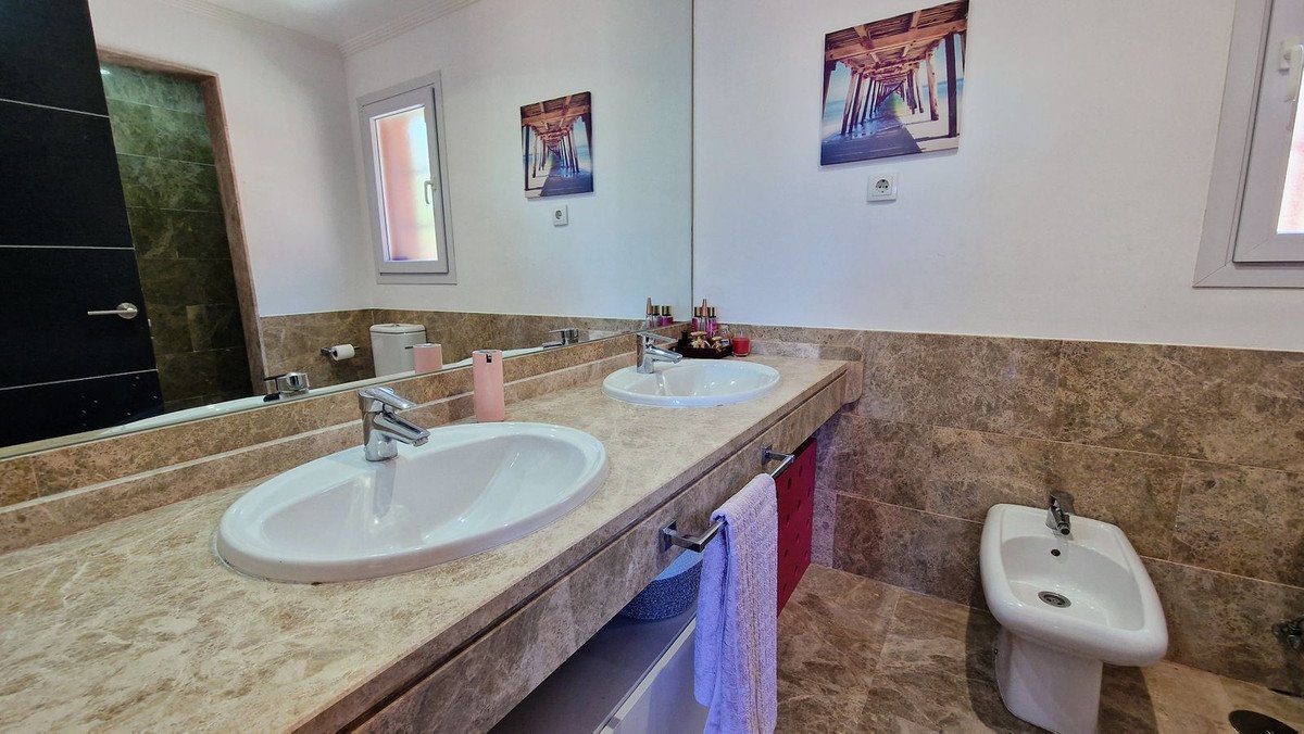 5 Bed Semi-Detached House in Santa Clara