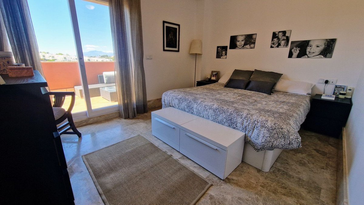 5 Bed Semi-Detached House in Santa Clara