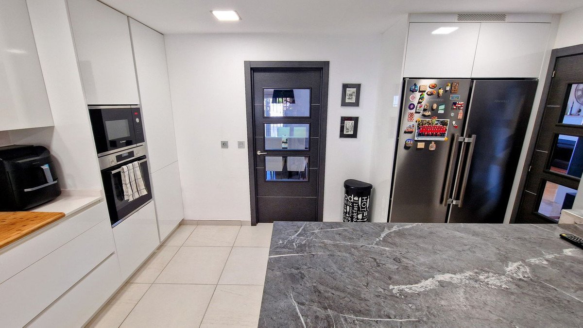 5 Bed Semi-Detached House in Santa Clara