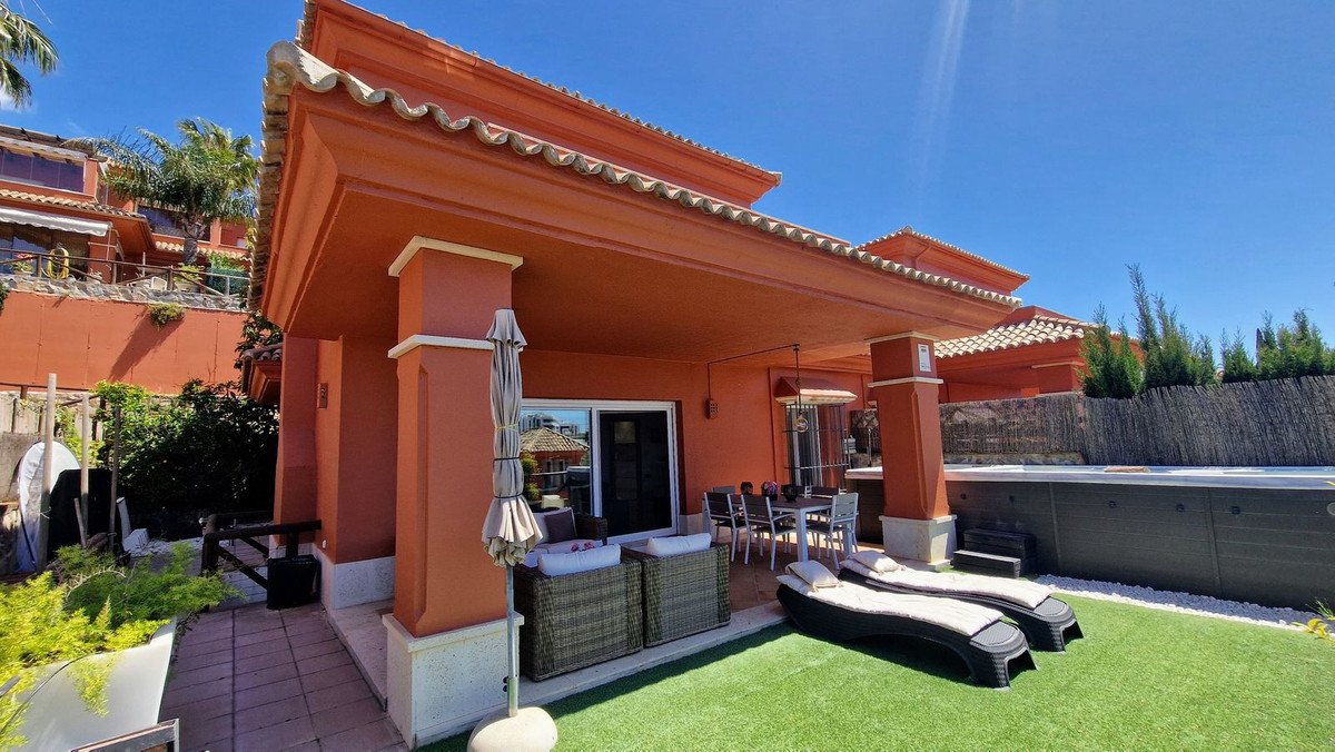 5 Bed Semi-Detached House in Santa Clara