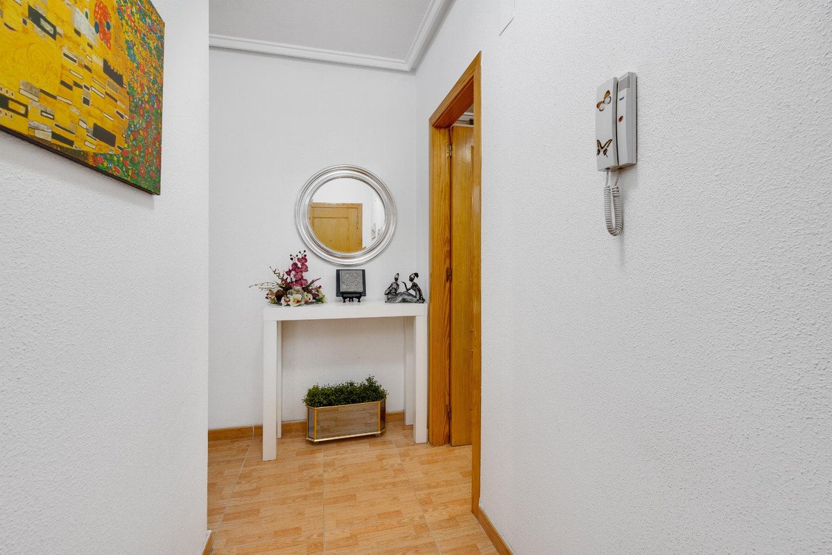 2 Bed Middle Floor Apartment in Torrevieja