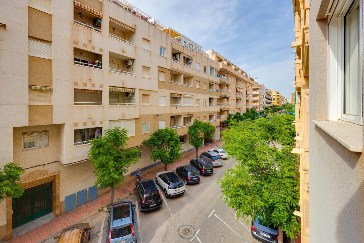 2 Bed Middle Floor Apartment in Torrevieja
