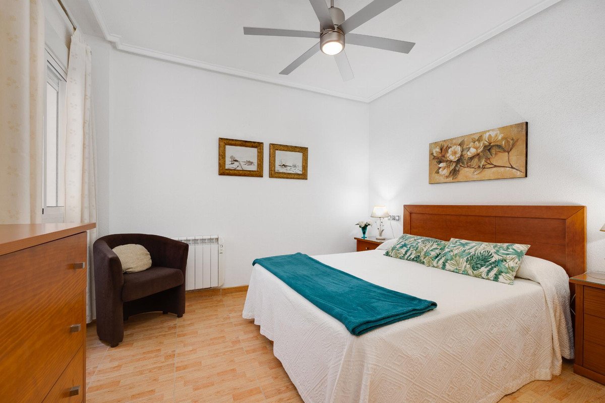 2 Bed Middle Floor Apartment in Torrevieja
