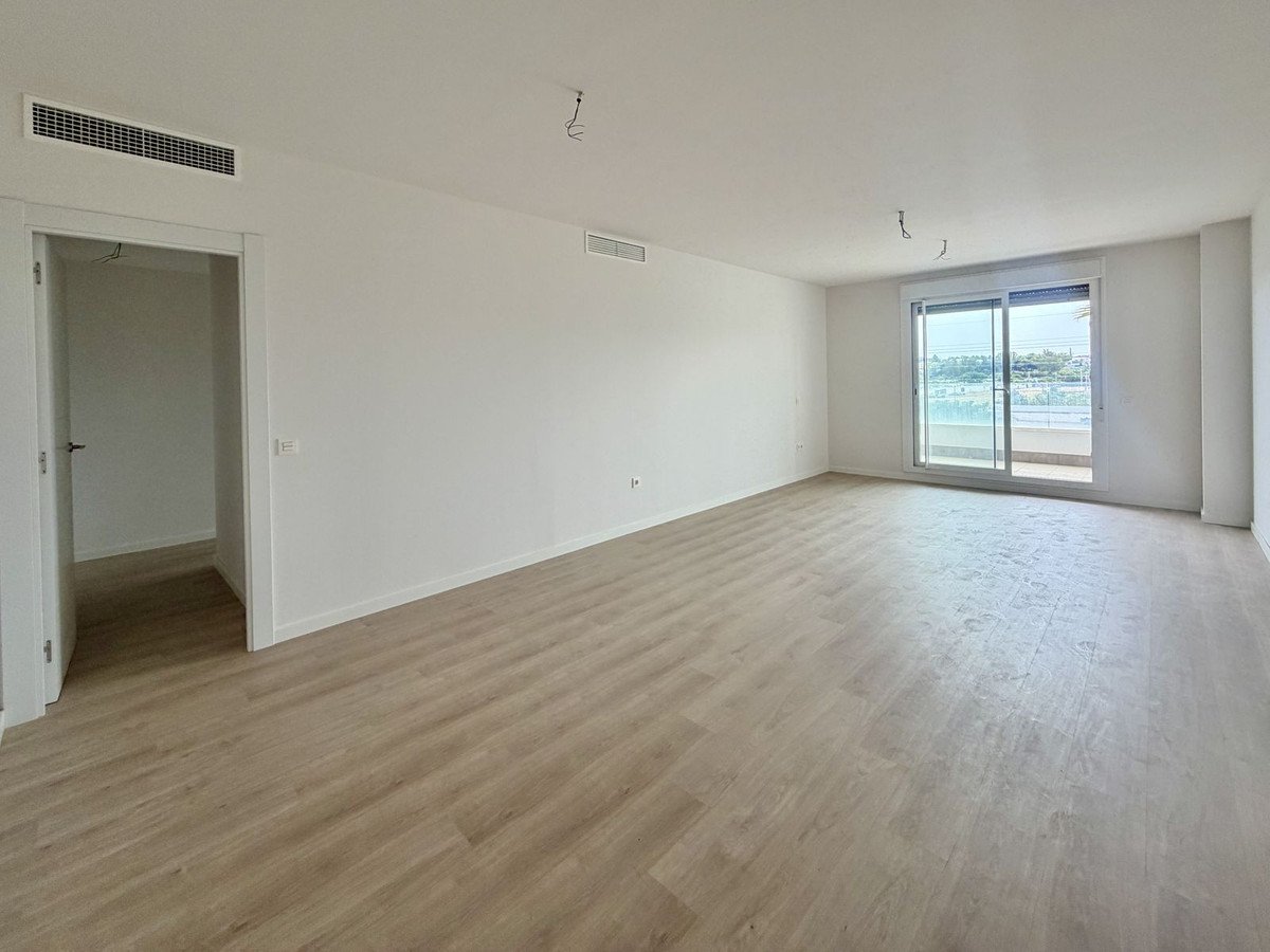 3 Bed Middle Floor Apartment in Nueva Andalucía