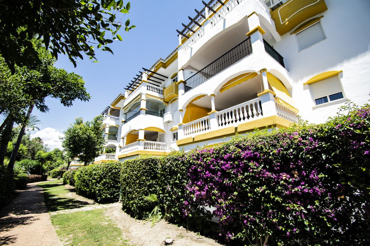 2 Bed Middle Floor Apartment in Nueva Andalucía