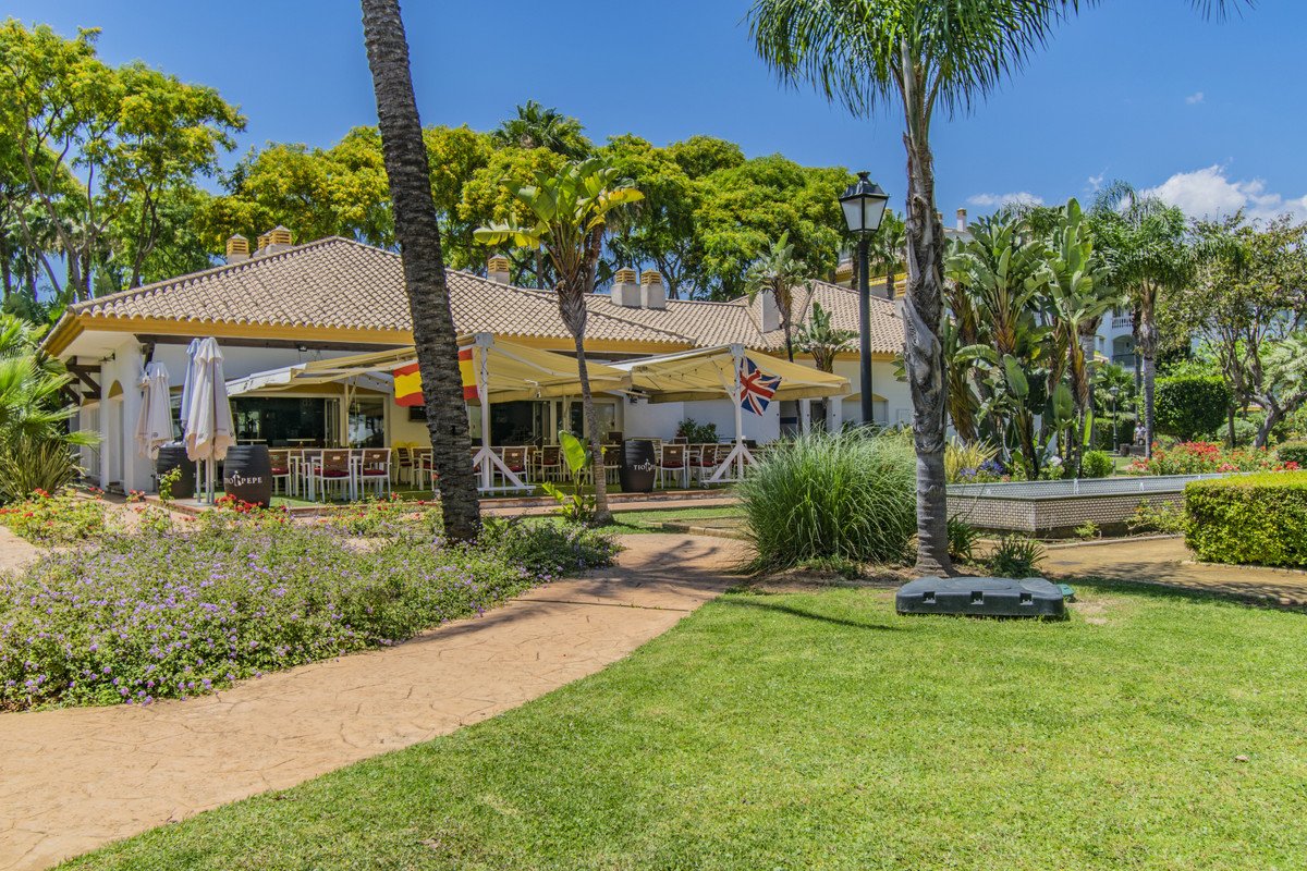 2 Bed Middle Floor Apartment in Nueva Andalucía