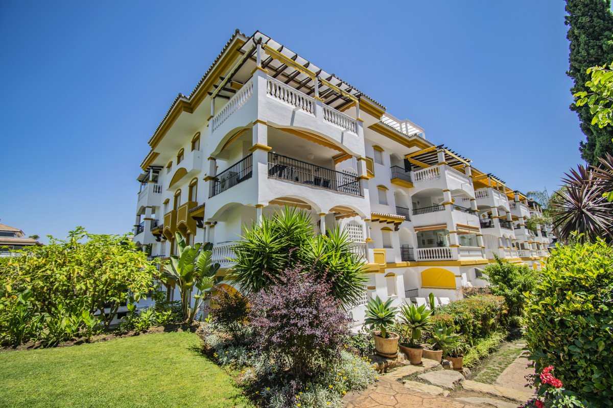 2 Bed Middle Floor Apartment in Nueva Andalucía